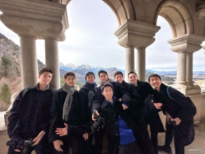 Ils l’ont fait ! Une vue époustouflante s'offre à eux au sommet. Nos danseurs partagent un moment de joie entre les murs majestueux du château de Neuschwanstein. 