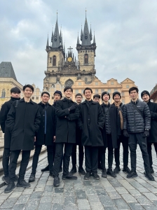 Een groep mannelijke dansers loopt over het Oude Stadsplein in Praag, waar de echo's van duizend jaar geschiedenis en handel onder hun voeten weerklinken. Het dateert uit de 10e eeuw en diende als marktplaats op het kruispunt van Europese handelsroutes.