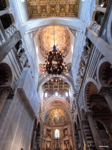 Dans la cathédrale de Pise, chaque peinture, chaque fresque raconte une histoire liée à la foi et à l’art. Une symphonie silencieuse dont les yeux du temps sont les témoins.