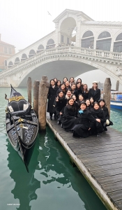 Kota kanal, Venesia, menjadi destinasi yang wajib dikunjungi di Italia. Musisi wanita berkumpul dalam ansambel yang harmonis di Jembatan Rialto yang ikonik di Venesia.