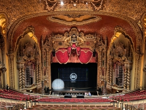 Sân khấu trống ở Nhà hát Ohio nằm trong sự chờ đợi yên tĩnh, chìm trong ánh sáng trang trí vàng.