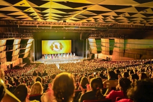 Shen Yun performing at a full theater at the Palais des Congrès de Paris in Paris, France. As part of the European tour, France alone had 70 performances in 10 cities.