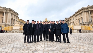 After a culturally enriching and artistically inspiring experience, the group agrees: A visit to Versailles is a break day well spent.