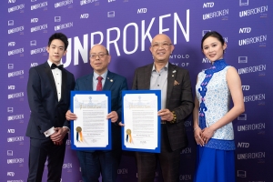 New York councilman Phil Wong (2nd L) and constituent services liaison Bernard Chow (2nd R) present a proclamation for Shen Yun Performing Arts alongside Shen Yun principal dancers Piotr Huang (L) and Angelia Wang (R). (Samira Bouaou/The Epoch Times)