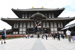In nearby Nara, they find signs of ancient China's influence at Tōdai-ji, a temple modeled after those of China's Tang dynasty.